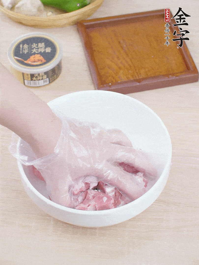 豬小排，加1勺料酒、1勺蠔油、1/3勺白胡椒粉、淀粉，抓拌均勻腌漬30分鐘。青椒去蒂去籽切塊。洋蔥去皮切塊。