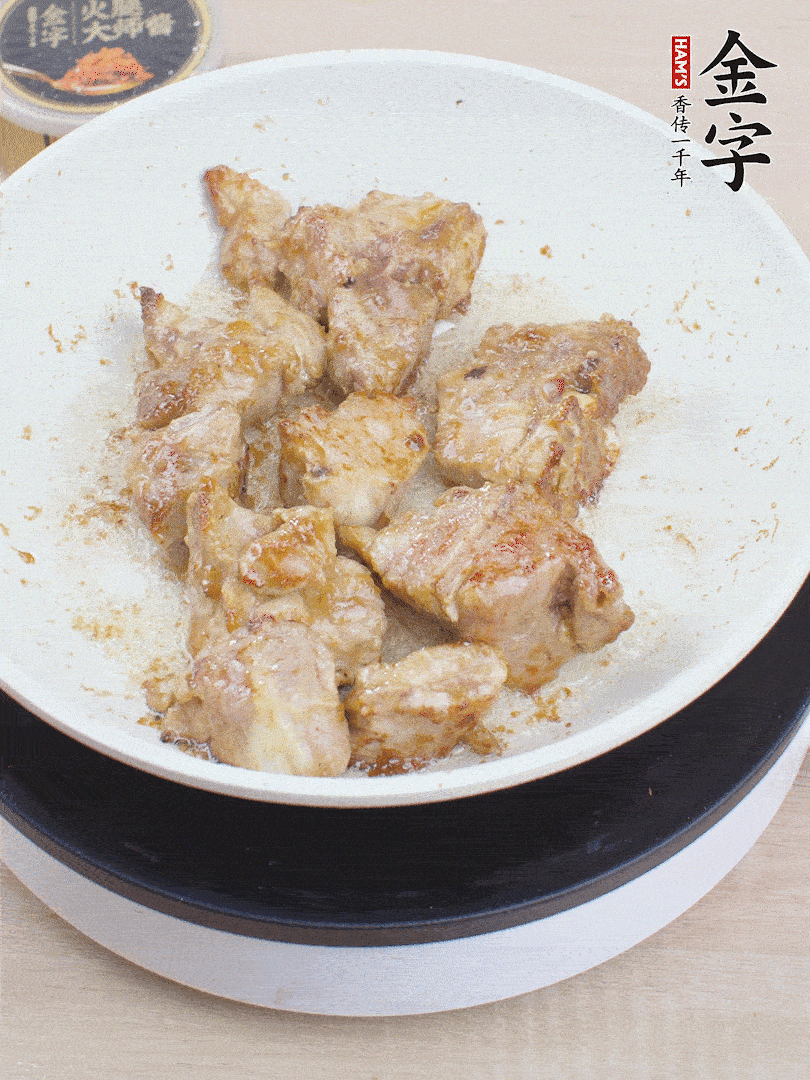 油4成熱，下小排煎炒至邊緣微微發(fā)焦。