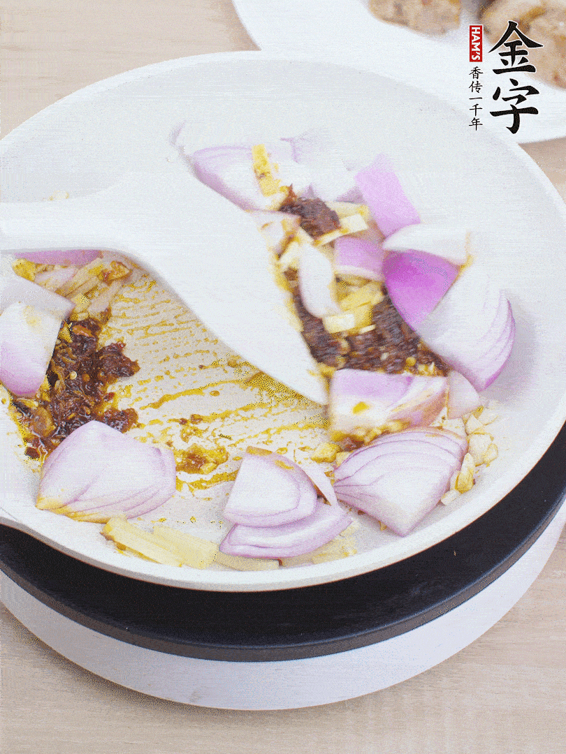 另起一鍋，姜、蒜末、1勺金字火腿大師醬、洋蔥塊炒香。