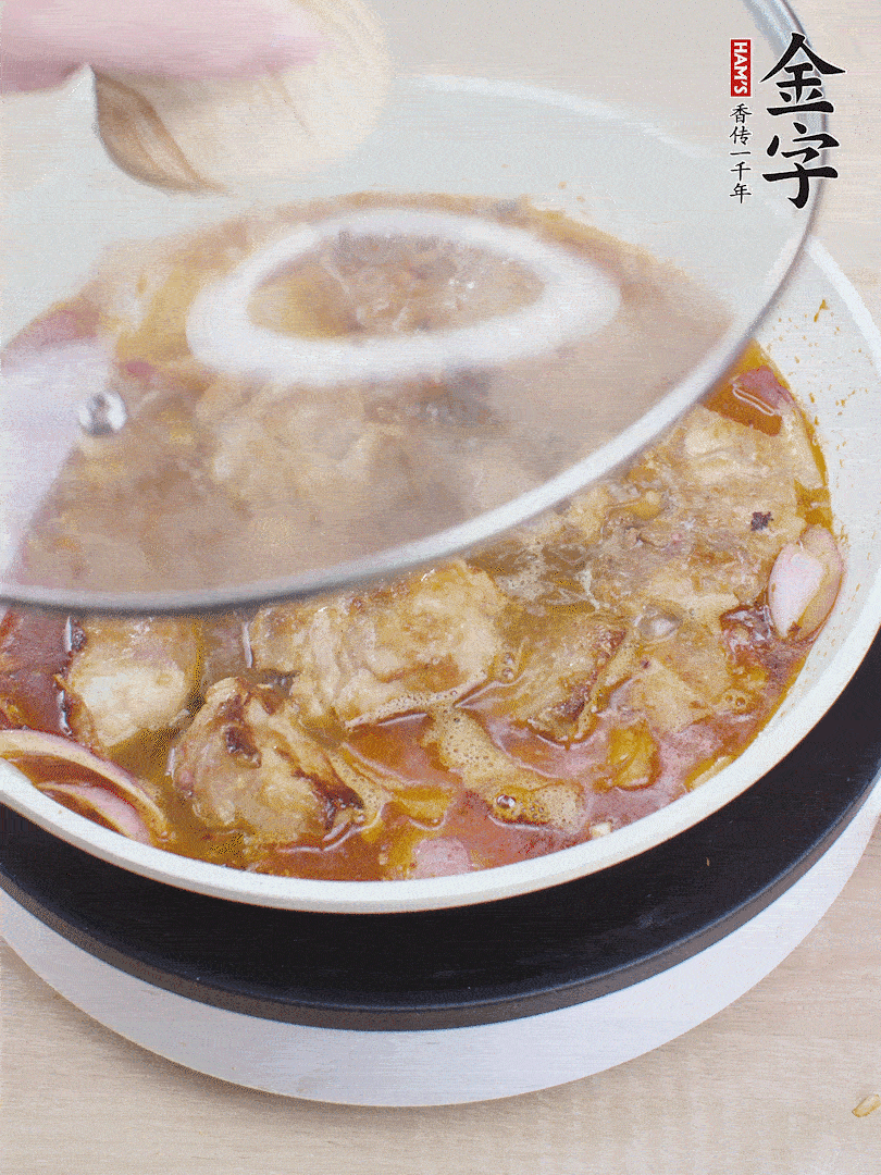 下小排翻炒，加1勺生抽、1點白砂糖和少許水燜2分鐘。