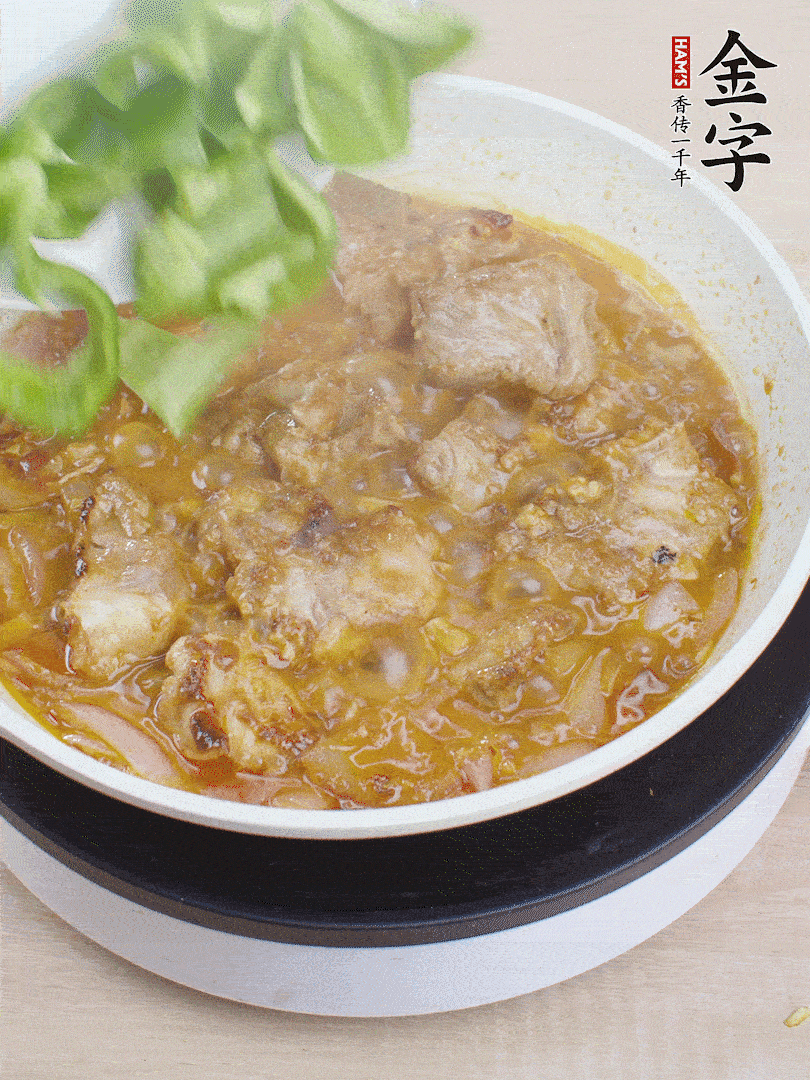 下青椒，翻炒炒至湯汁收干。