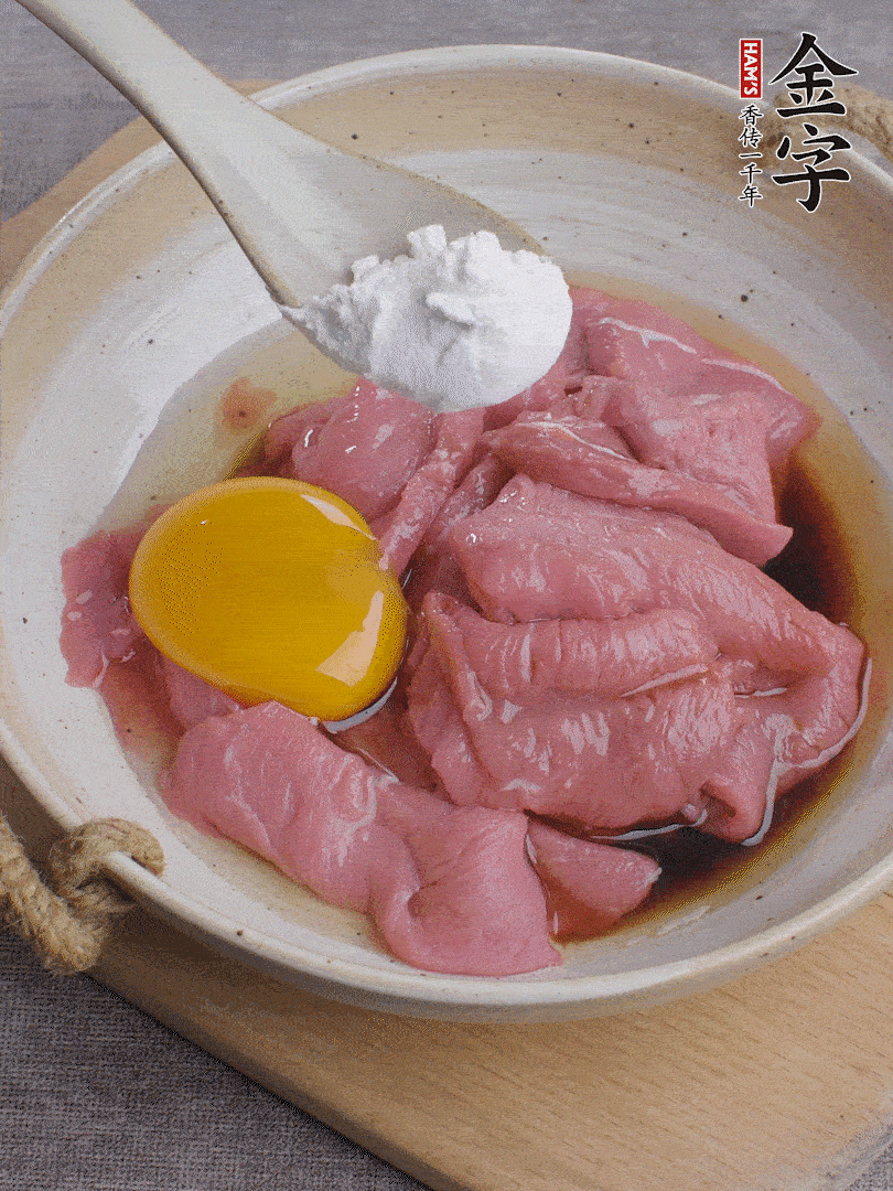 牛肉切片，雞蛋1個(gè)、水2勺、料酒1/2勺、生抽1/2勺、生粉1勺腌15分鐘。