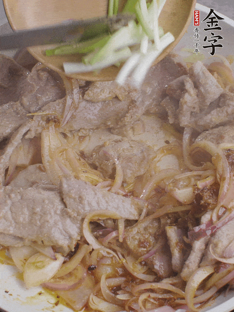 下牛肉、蔥段快炒。