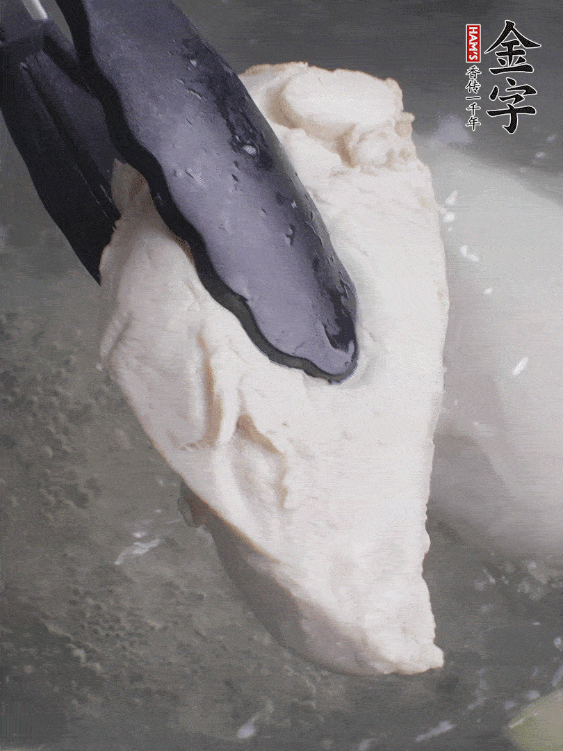 雞胸肉冷水下鍋，加姜片煮熟。過冰水撕成細絲。