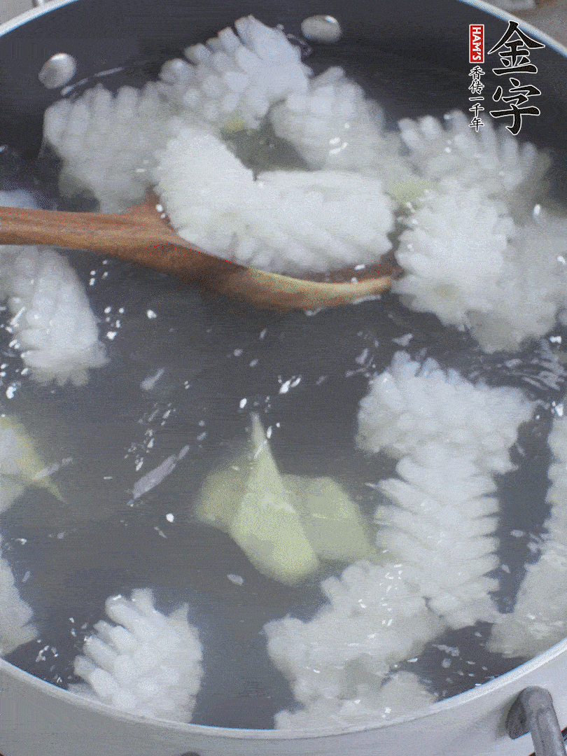 魷魚解凍后，加姜片、料酒汆燙30秒。
