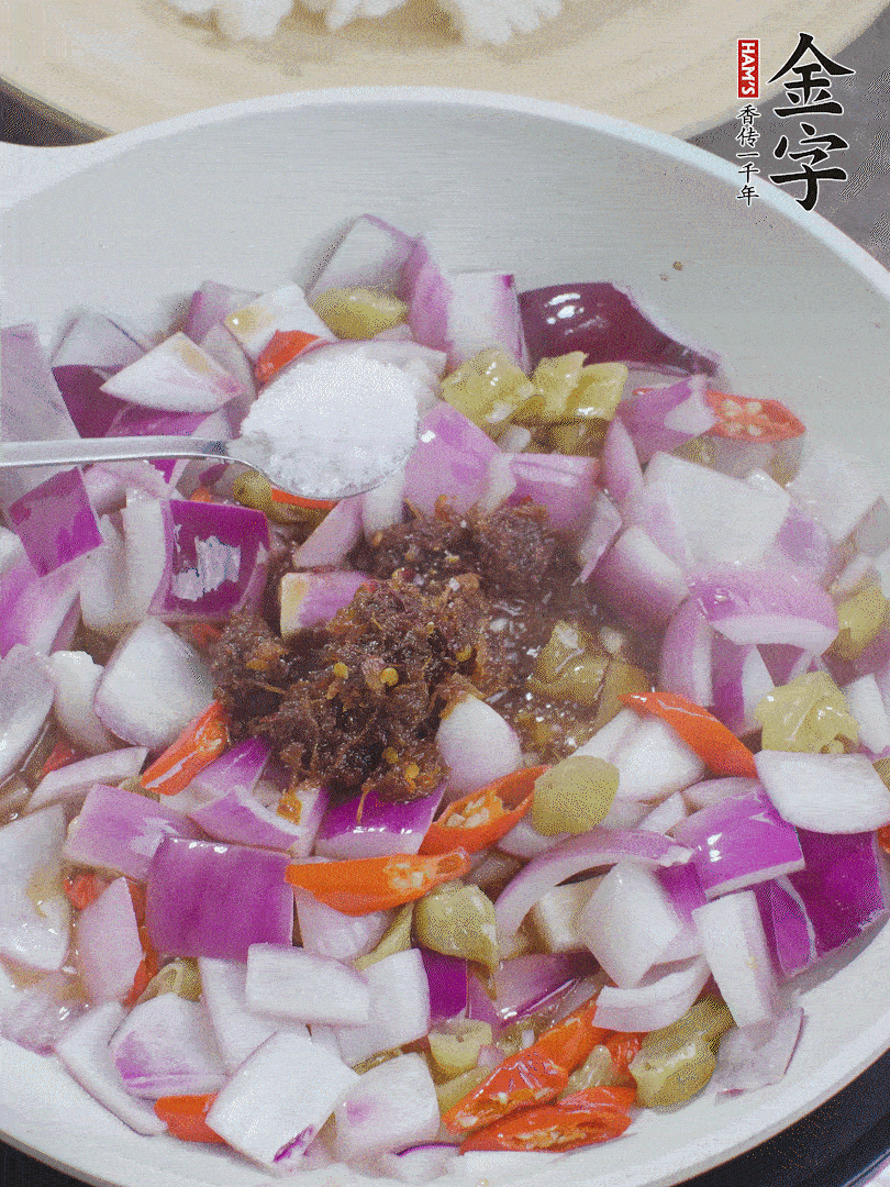 加1大勺金字火腿大師醬、2勺生抽、1勺糖，翻炒。