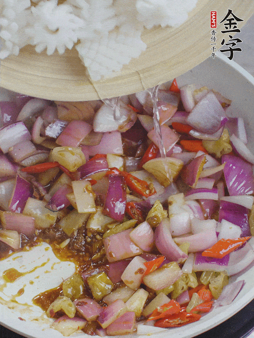 下魷魚花，2勺料酒炒勻。