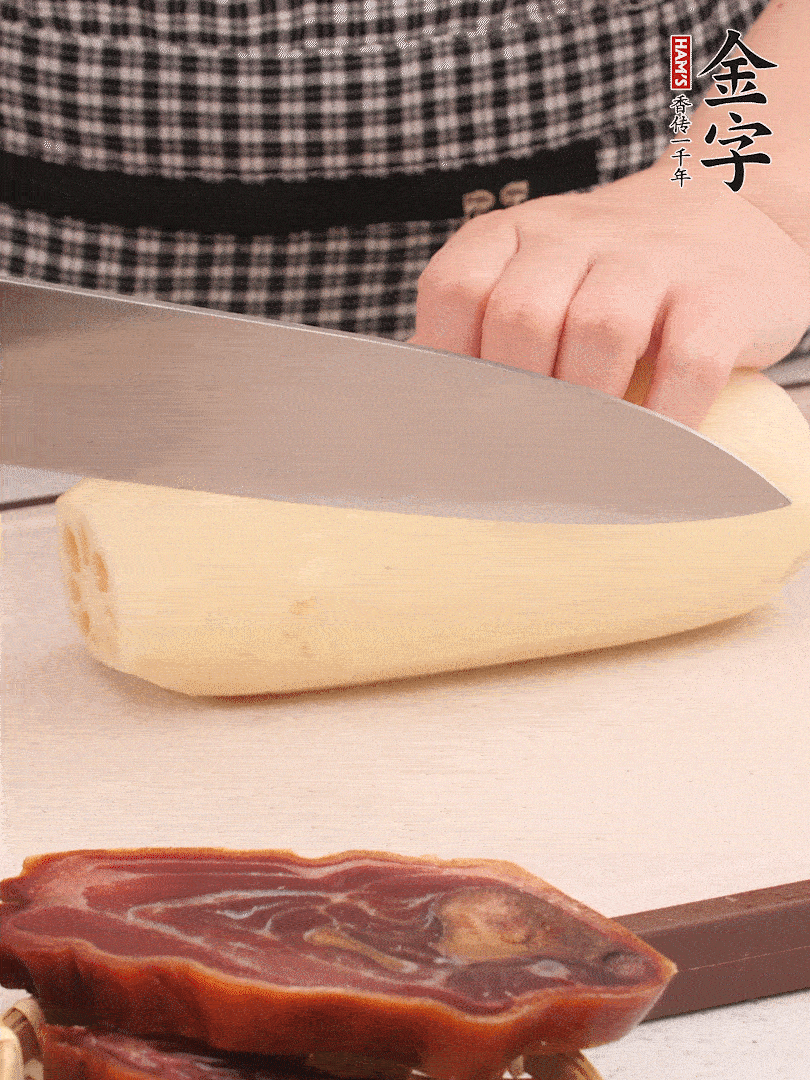 蓮藕削皮切塊。