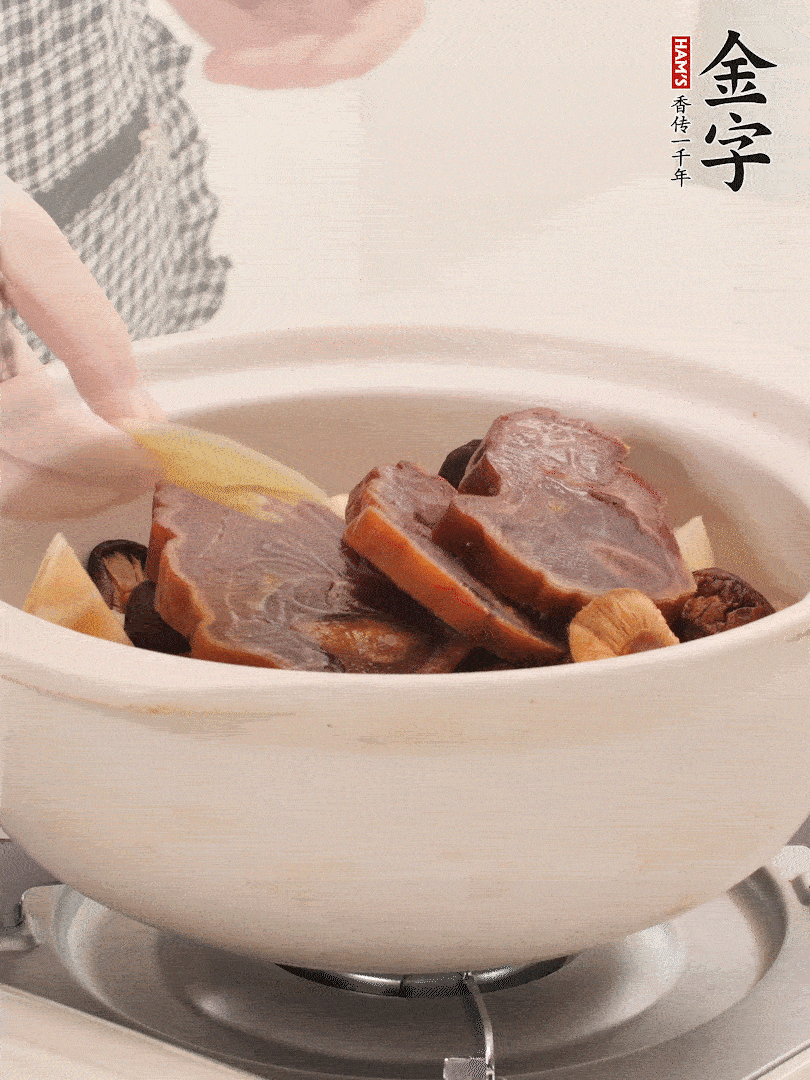 火腿、蓮藕、香菇放入砂鍋，加2片姜片，加水沒過1指。