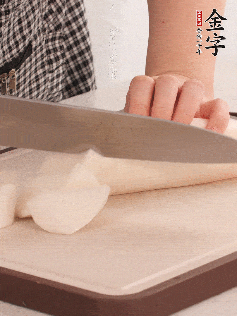 蘿卜切塊，火腿切片。