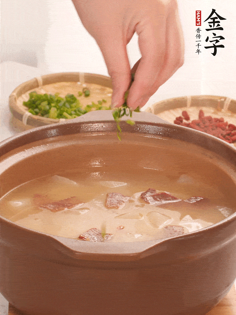 最后點(diǎn)綴點(diǎn)小蔥花、枸杞，增色提味。