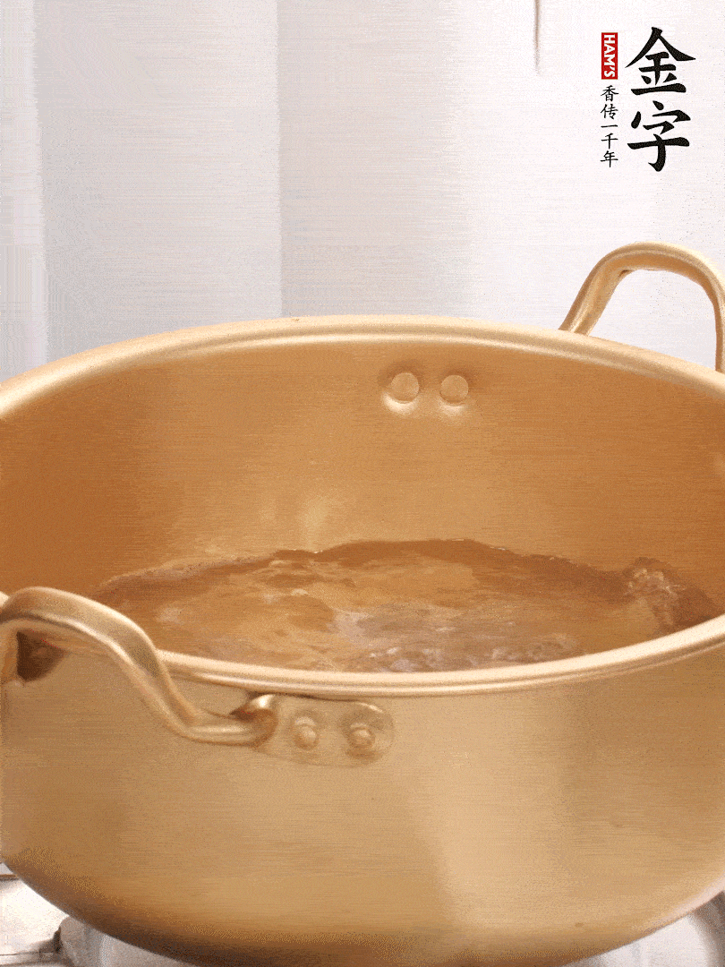 排骨加姜片、料酒，冷水下鍋焯水，撇去浮沫。