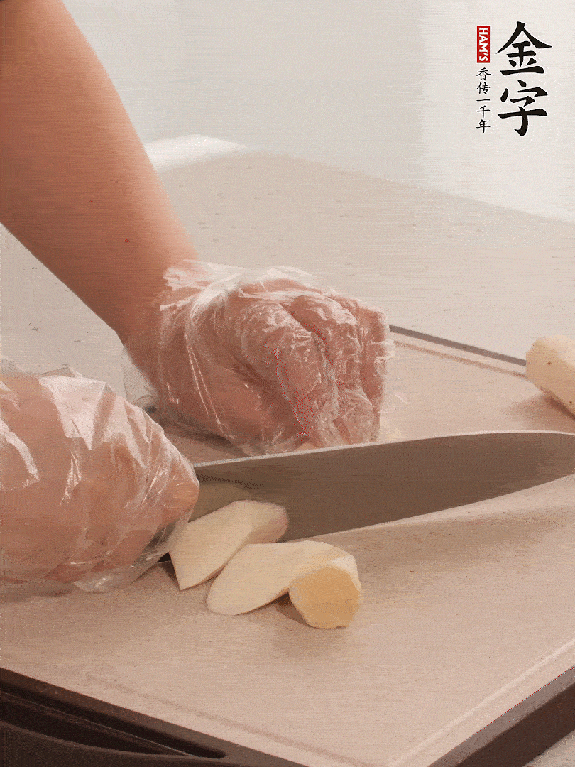 鐵棍山藥洗凈削皮，切斜刀塊。