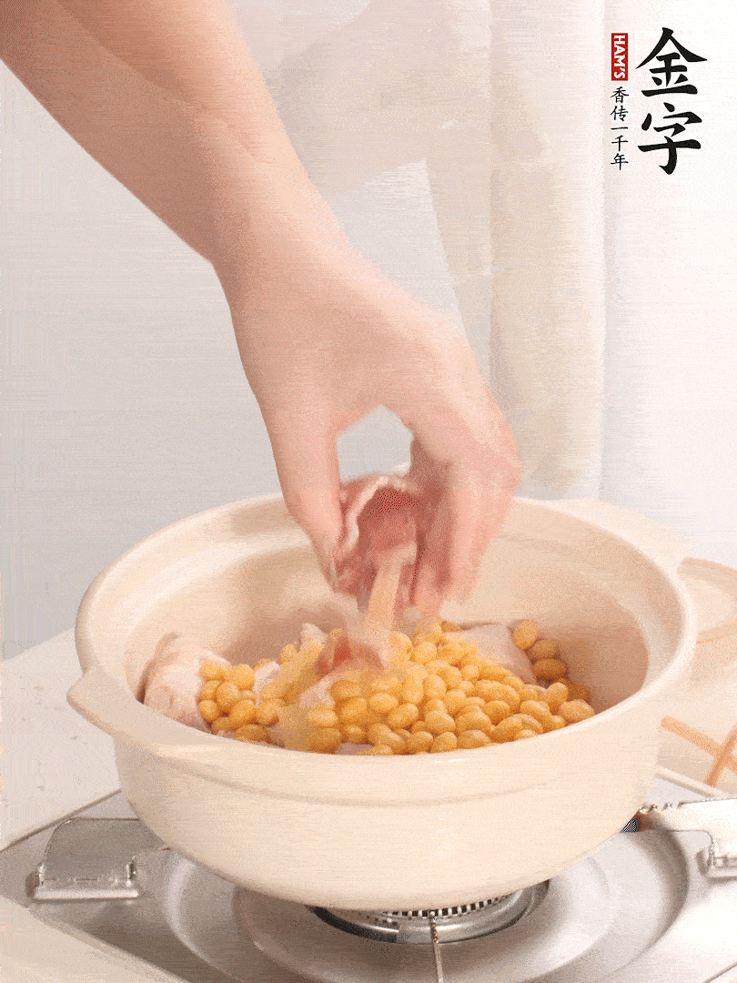 湯鍋放入豬蹄、姜片，加入黃豆、火腿，倒入足量的清水、適量料酒。