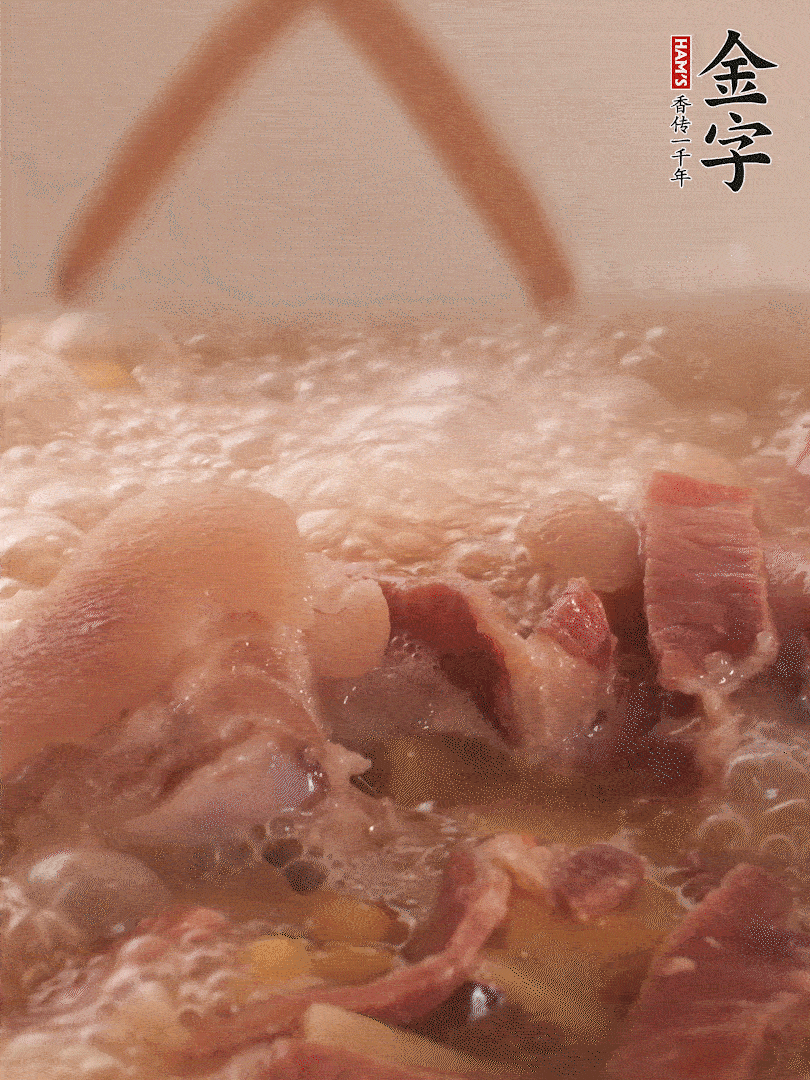 大火將水煮開后，蓋上鍋蓋，轉(zhuǎn)小火慢燉1個(gè)半小時(shí)。