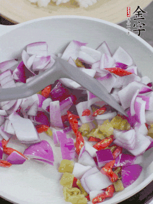 冷鍋熱油，下洋蔥、小米辣、泡椒，炒出香味。