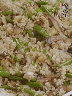 淋一點(diǎn)生抽、蠔油，撒蔥花。