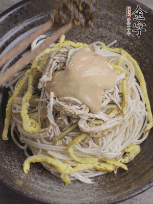 生抽1勺、醋1勺、芝麻醬1勺、金字火腿大師醬1勺。