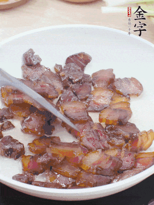 熱鍋少油，醬油肉煸出油脂，盛出。