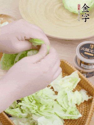 卷心菜掰成小片。
