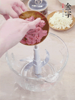 江南野筍干浸泡至軟；豬五花肉切薄片；腐皮改刀切成長方形。