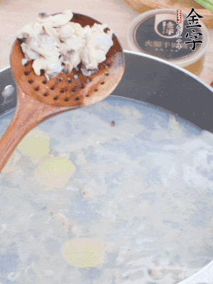 沸水下花蛤肉、姜片、料酒焯水。