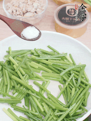 起鍋熱油，下韭菜苔炒至變色。加少許鹽。