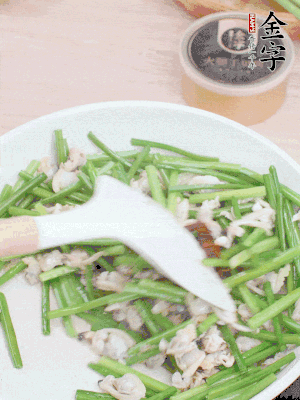 再下花蛤肉、1勺金字火腿干貝醬翻炒攪勻。