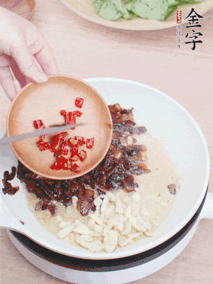 爆香蒜末、小米辣。