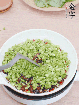 下菜梗翻炒，混合醬油肉。