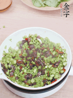 1勺生抽、1勺蠔油、1點點白糖調味。