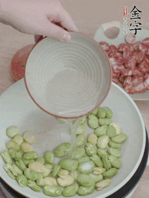 鍋中少油，下蠶豆略炒，加1/2勺鹽、一點(diǎn)糖、少許水炒勻。