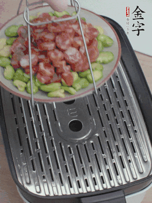 蠶豆鋪底，香腸鋪上，上鍋蒸15分鐘。