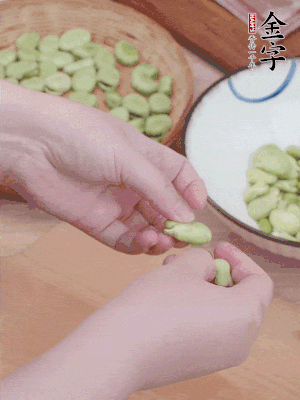 蠶豆剝殼，去掉豆衣，切碎。