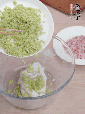 糯米粉邊揉邊加水，成團(tuán)后揉進(jìn)蠶豆、咸肉。