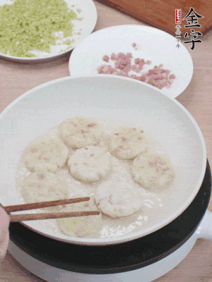 鍋中涼油，慢煎至兩面有脆殼。（油可以多一點(diǎn)）