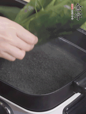 粽葉入沸水煮1分鐘，翻面再煮1分鐘，清洗干凈加水浸泡。