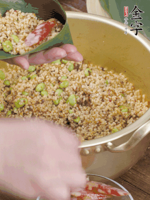 兩片粽葉1/2處葉尾相疊，中間卷成圓錐后裝入餡料。