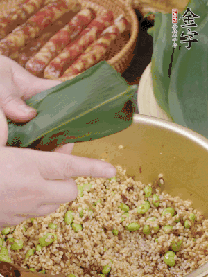 粽葉往下折，完全蓋住，兩側(cè)捏緊。