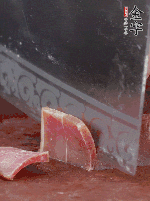 取金字火腿塊150g，切成薄片。生姜切片。