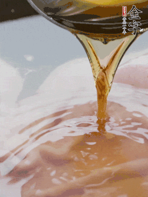 洗凈后冷水下鍋，加黃酒焯水。