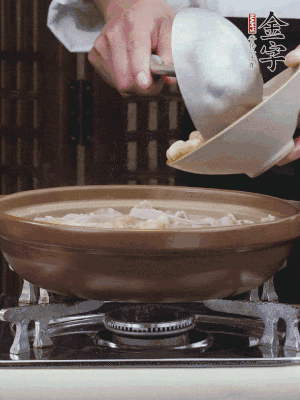 燜煮30分鐘，下花生、紅棗煮5分鐘。（花生提前預煮15分鐘）