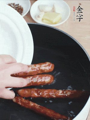 金字香腸水煮15分鐘，撈出切薄片。