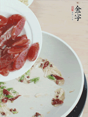 放香腸、苦瓜快速翻炒。