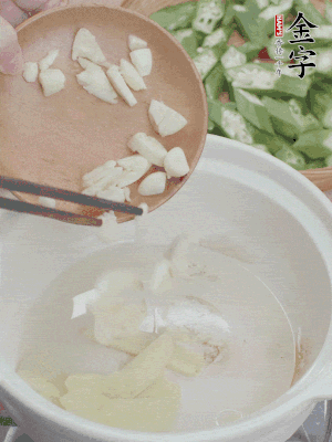 砂煲熱油，姜蒜、辣椒煸香。