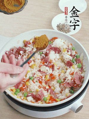 1勺咖喱粉、1/2勺鹽，少許黑胡椒碎炒均。