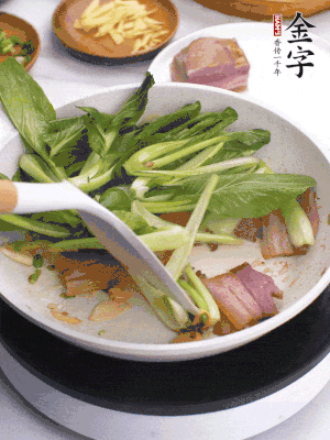 下小青菜翻炒，菜梆子變軟時(shí)，撒一點(diǎn)鹽、雞精調(diào)味。