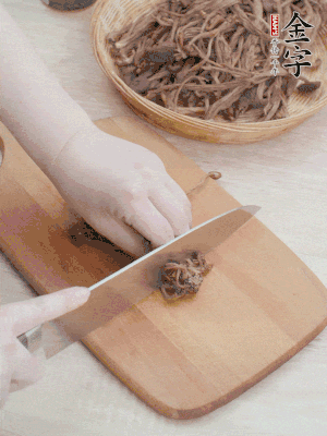 干茶樹菇浸泡過夜，去老根焯水，擠干水份。