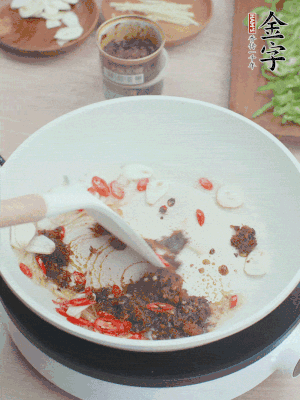 熱鍋涼油，姜蒜、辣椒、金字火腿xo醬炒香。