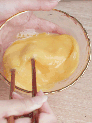 雞蛋調(diào)入少許黃酒打散。